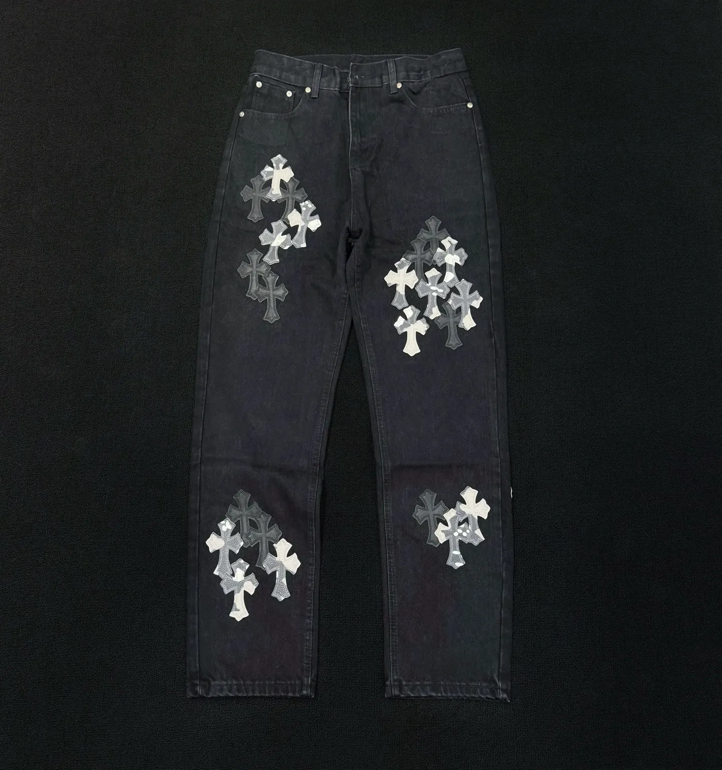 P280 Style number: D362 Chrome Hearts CH Chrome Hearts New York limited edition patchwork leather straight jeans Size: 28 30 32 34 36 (S-XXL) Color: Black Exudes uninhibited personality and unique charm. Every wear and tear is carefully designed to present a unique artistic feel. Imported denim fabric is selected, and after ultra-heavy industrial washing and destruction treatment, the trousers show a super cool effect on the upper body. This is not only a pair of jeans, but also an expression of attitude. With its unique design concept and ultimate pursuit of details, Croxin breaks traditional boundaries and defines the jeans trend in the new era. The trousers are made of double-layer woven fabric and matched with customized hardware, showing an incomparably beautiful and unique style, making every wearer the focus of fashion. Imported denim fabric, super heavy-duty washed and damaged, the upper body is super cool! Customized hardware, incomparably good-looking model. The production process is difficult. It has a high-street feel. Size reference: Pants length 100 102 104 106 106 Waist 72 76 80 84 88 Recommended weight S (about 110 pounds) M (about 140 pounds) L (about 140 pounds) XL (about 165) XXL (about 185)